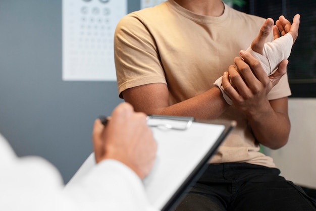 Um médico a tomar conta de uma criança afro-americana.