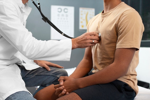 Foto grátis um médico a tomar conta de uma criança afro-americana.