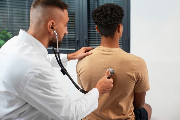 Um médico a tomar conta de uma criança afro-americana.