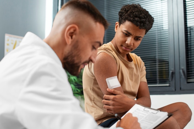 Um médico a tomar conta de uma criança afro-americana.