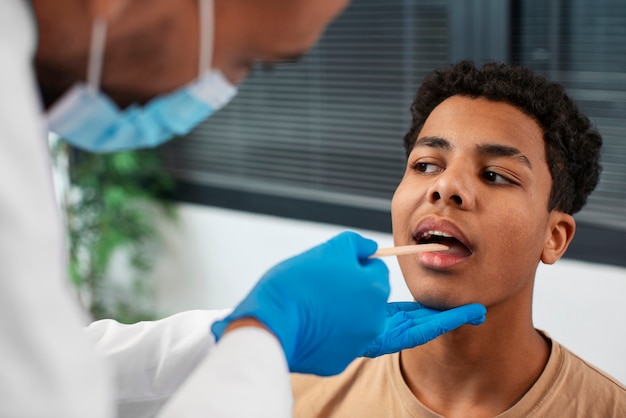 Um médico a tomar conta de uma criança afro-americana.