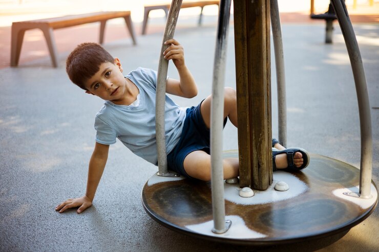 Foto grátis um menino a divertir-se no playground.