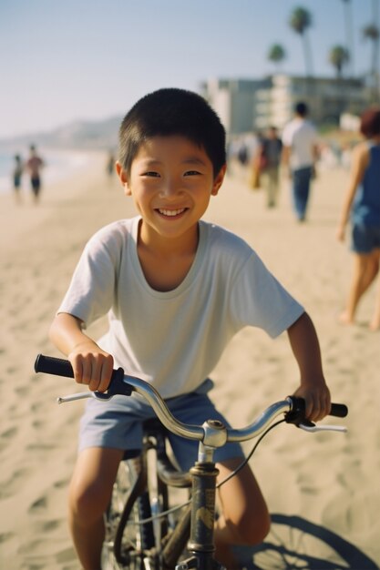 Um miúdo a divertir-se com bicicletas.