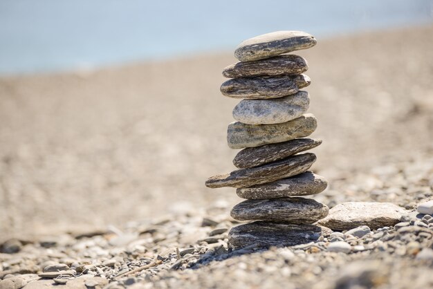 Um montão de pedras na praia