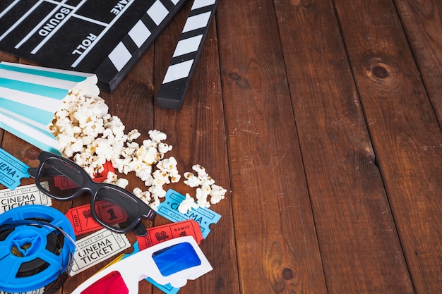 Um monte de coisas de cinema na mesa de madeira