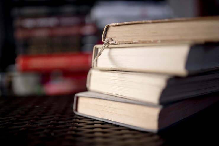 Foto grátis um monte de livros sobre mesa de plástico