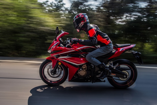 Foto grátis um motociclista que anda de bicicleta na estrada.