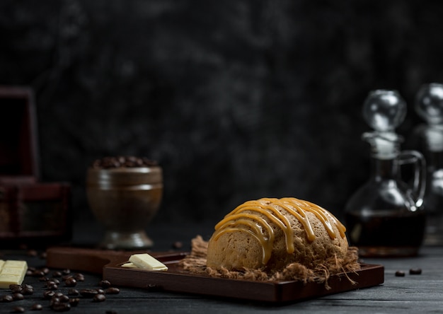 Um pão pão servido com molho de caramelo em um café