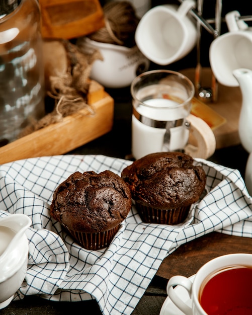 Foto grátis um par de brownies e leite