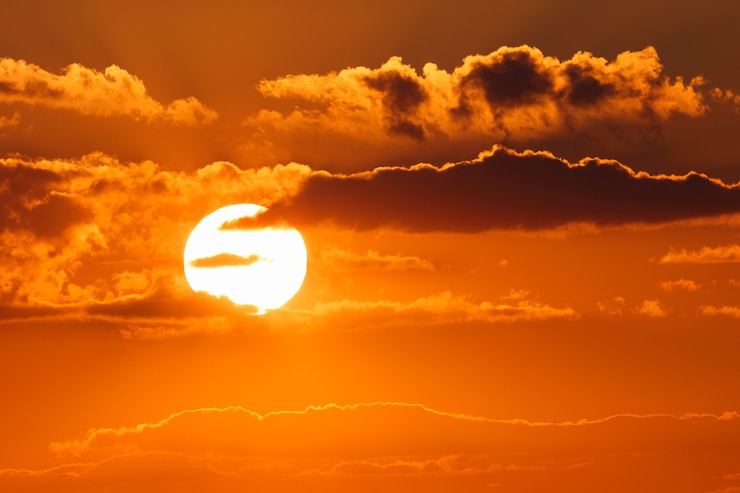 Foto grátis um pôr-do-sol deslumbrante à noite