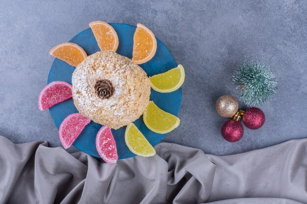 Um prato azul com deliciosas tortas e balas de geleia açucaradas