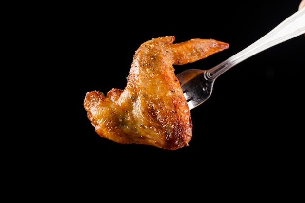 Foto grátis um prato de deliciosas asas de frango assado
