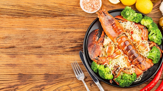 Foto grátis um prato de macarrão com lagosta de boston no vapor