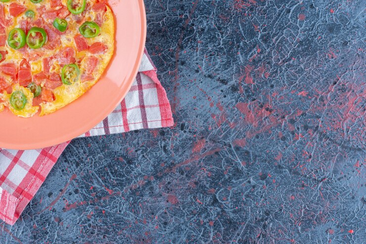 Foto grátis um prato de omelete rosa com legumes.