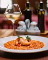 Foto grátis um prato de risoto de frutos do mar com molho de tomate