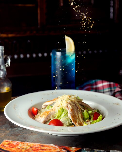 Foto grátis um prato de salada caesar com granulado de parmesão