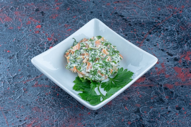 Foto grátis um prato fundo branco com salada e ervas deliciosas