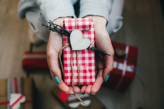 Um presente em suas mãos, muitos no chão