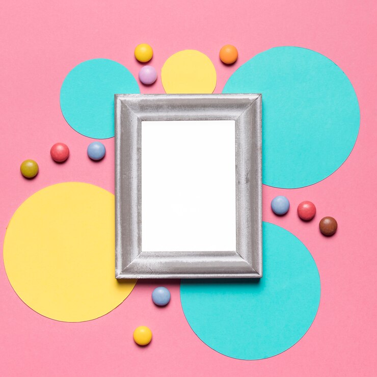 Foto grátis um quadro em branco vazio com borda de prata no quadro circular com gemas coloridas sobre o fundo rosa