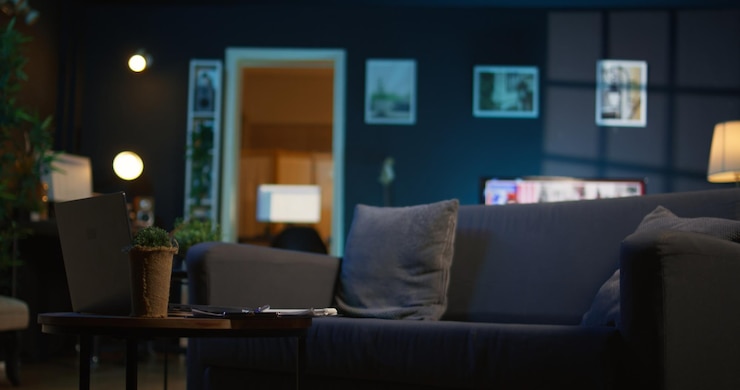 Foto grátis um quarto aconchegante com decoração moderna e eletrônicos da moda criam um espaço de relaxamento