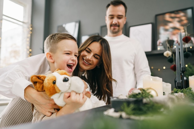 Um retrato de família feliz na cozinha decorada para o natal