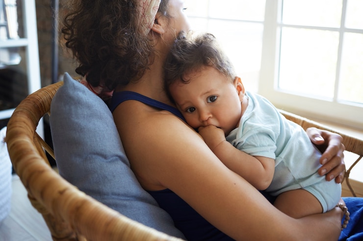 Foto grátis um retrato de um menino e uma mãe
