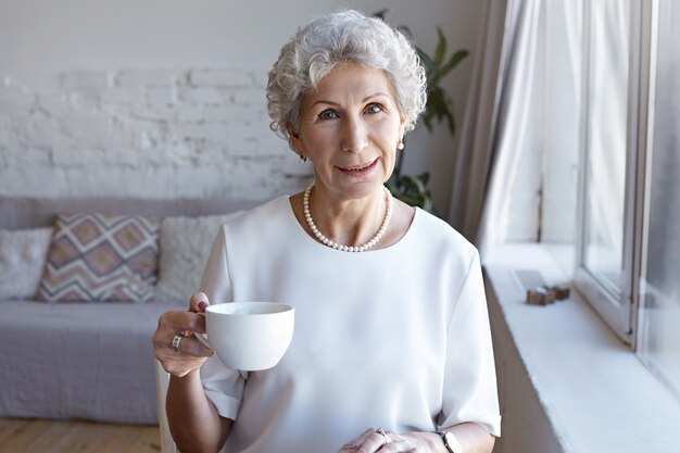 Um retrato de uma mulher de negócios sênior