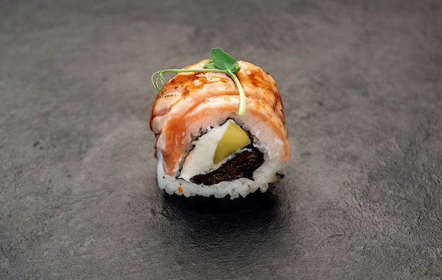 Um sushi roll em um fundo de pedra