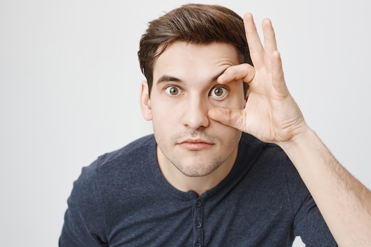 Foto grátis um tipo engraçado abre os olhos para o escanear.