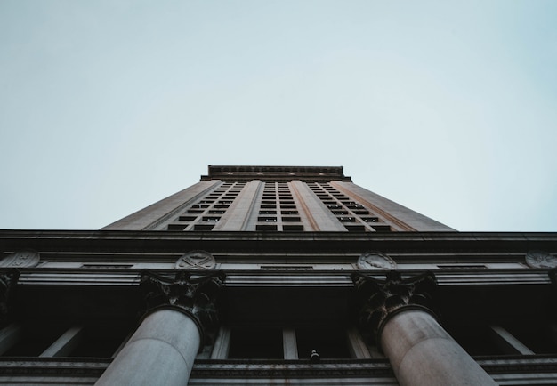 Foto grátis um tiro de ângulo baixo de um edifício alto de negócios em nova york