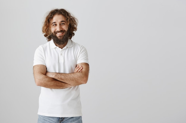 Foto grátis um turco simpático e bonito sorrindo feliz