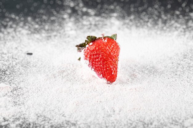 Um único stawberry na farinha