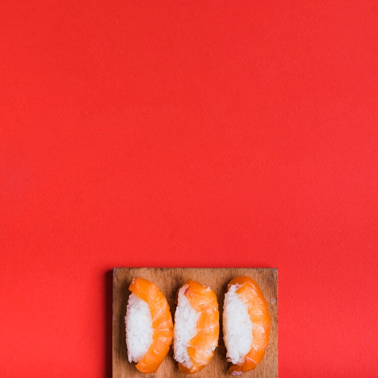 Foto grátis um, visão aérea, de, clássico, sushi, com, salmão, ligado, tábua cortante, contra, experiência vermelha