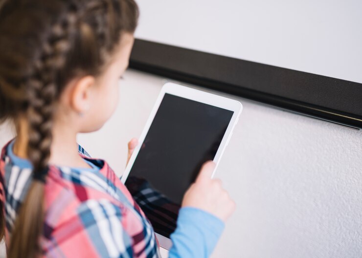 Foto grátis um, visão aérea, de, um, menina, usando, tablete digital
