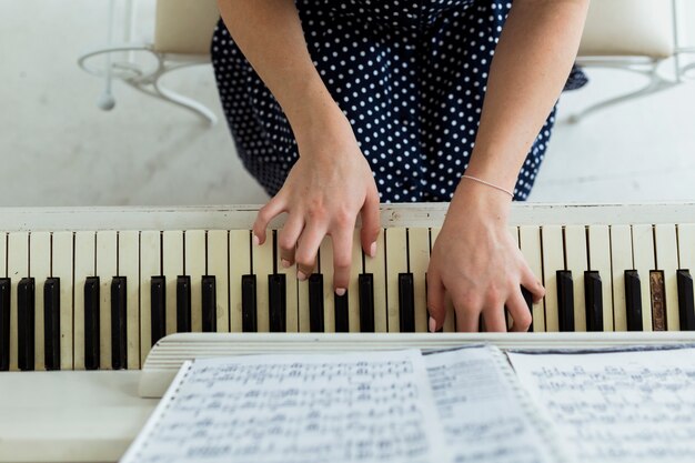 Um, visão geral, de, mão mulher, piano jogo