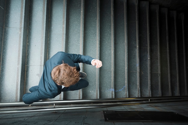 Foto grátis um, vista elevada, de, um, homem negócios, executando, baixo