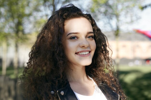 Uma adolescente com um penteado ondulado posando