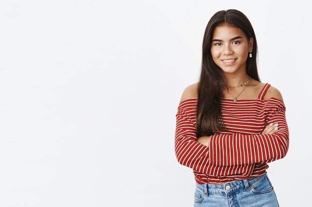 Uma adolescente expressiva em uma blusa listrada