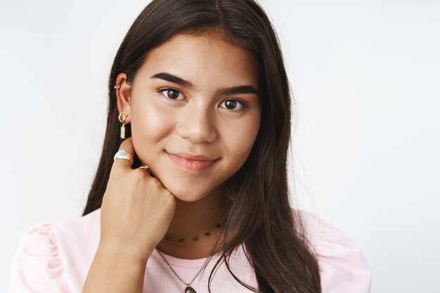 Uma adolescente expressiva em uma camiseta rosa