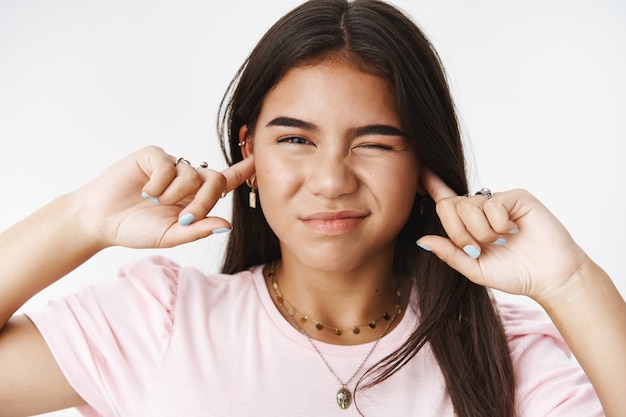 Uma adolescente expressiva em uma camiseta rosa