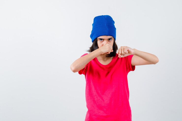 Foto grátis uma adolescente expressiva posando