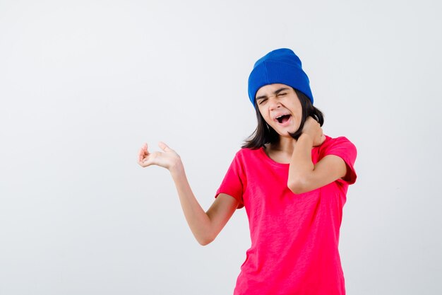 Uma adolescente expressiva posando
