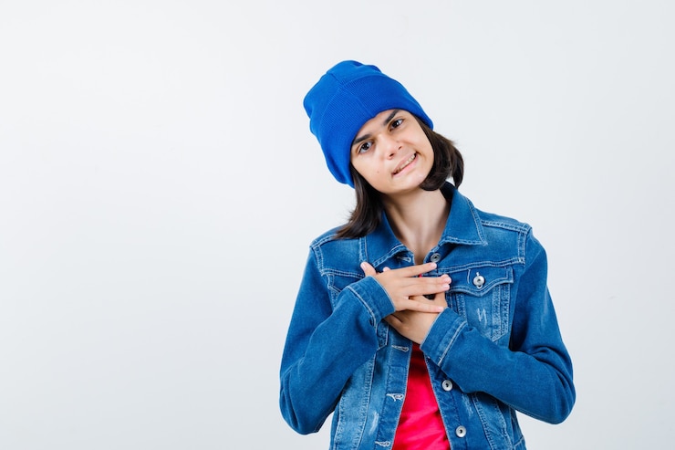 Foto grátis uma adolescente expressiva posando