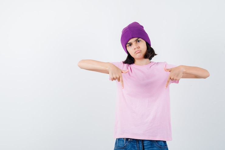 Foto grátis uma adolescente expressiva posando