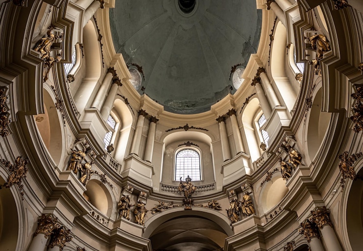 Foto grátis uma antiga catedral com moldagem de ouro vista interna