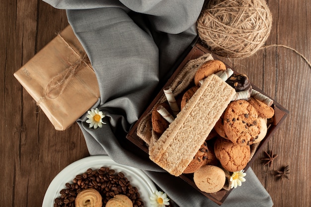 Uma bandeja de madeira com biscoitos de açúcar dentro