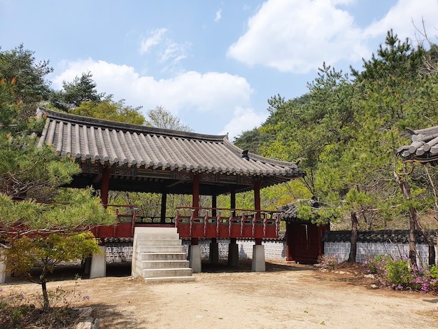 Uma bela cabana de estilo japonês cercada por árvores