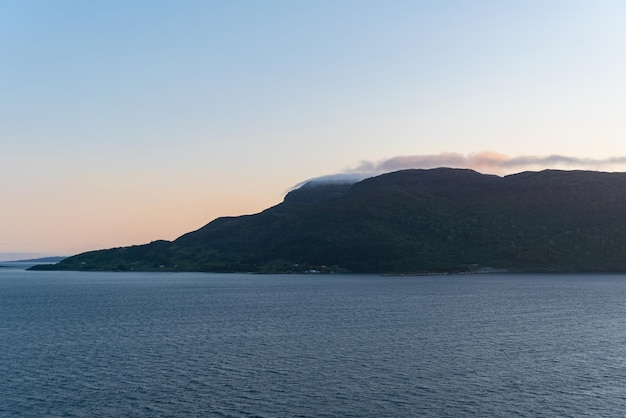 Uma bela foto das ondas do mar e da montanha.