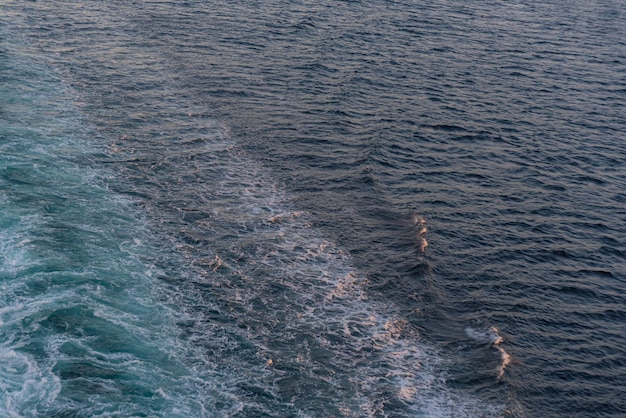 Uma bela foto das ondas do mar.