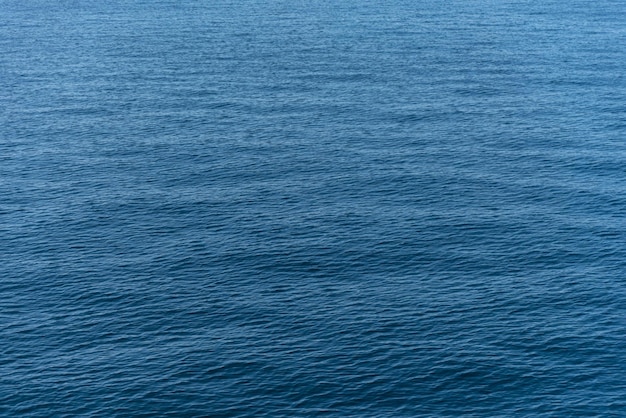 Uma bela foto das ondas do mar.